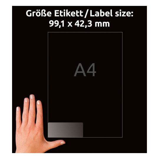 Obrázek ukazuje ruku vedle štítku, který uvádí velikost A4 štítku o rozměrech 99,1 x 42,3 mm. Pozadí je černé a text je v němčině.