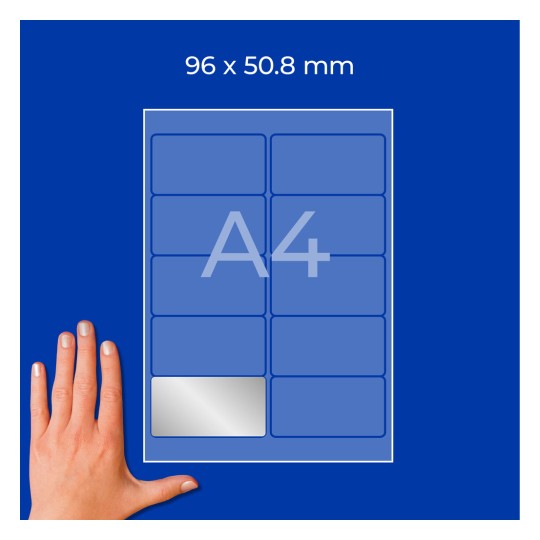 Ruka vedle listu A4 ukazujícího mřížku štítků 96 × 50,8 mm s jedním stříbrným štítkem?