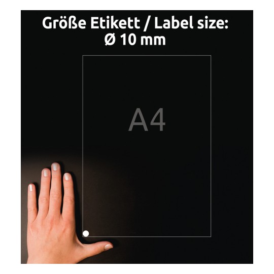 Obrázek zobrazuje ruku pod listem A4 s označením velikosti etikety jako Ø 10 mm. Pozadí je tmavé a text je v němčině, přičemž uvádí velikost etikety.