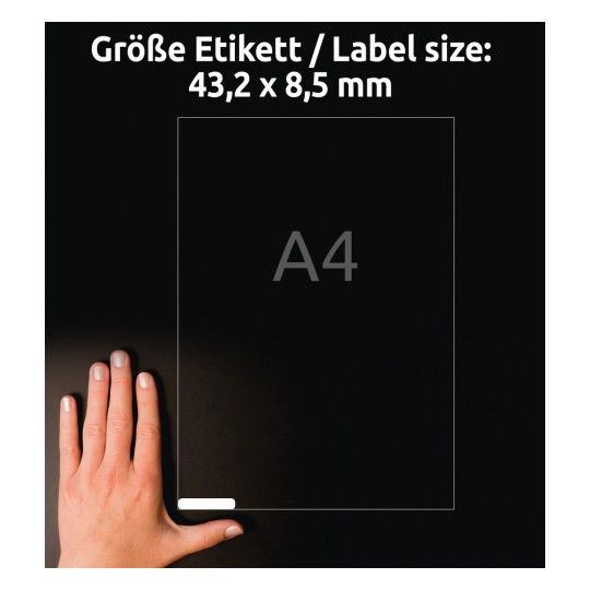 Obrázek ukazuje ruku vedle specifikace rozměru na štítku, která uvádí rozměry A4 (43,2 x 8,5 mm) na tmavém pozadí.