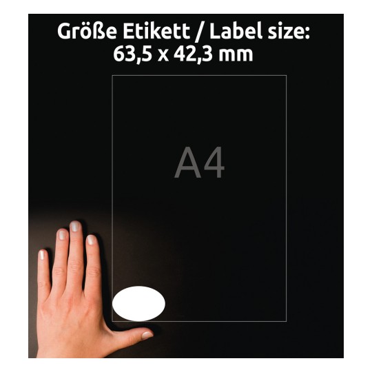 Obrázek zobrazuje ruku umístěnou vedle štítku s rozměry, které udávají velikost štítku 63,5 x 42,3 mm, spolu s referencí na formát A4. Pozadí je černé.