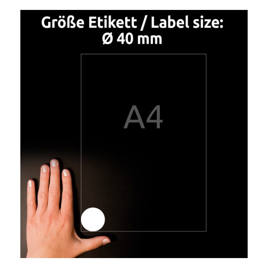 Obrázek zobrazuje ruku vedle papíru formátu A4, což označuje velikost štítku o průměru 40 mm. Pozadí je tmavé a velikost štítku je jasně označena.