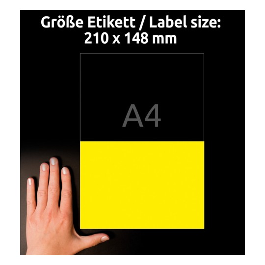 Obrázek zobrazuje označení velikosti štítku 210 x 148 mm, s rukou spočívající na žlutém štítku, který je formátován na velikost A4. Horní polovina je černá a text je v němčině, označuje velikost štítku.