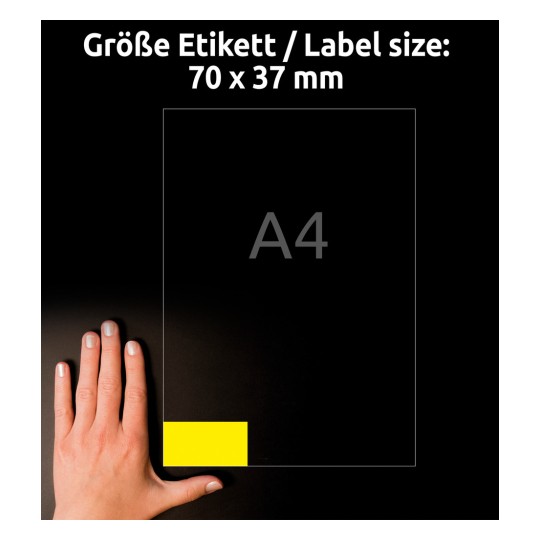 Porovnání velikosti s rukou, Článek: L6131-20, jeden list odolných fóliových štítků, Formát: 70 x 37 mm, Barva: Žlutá?