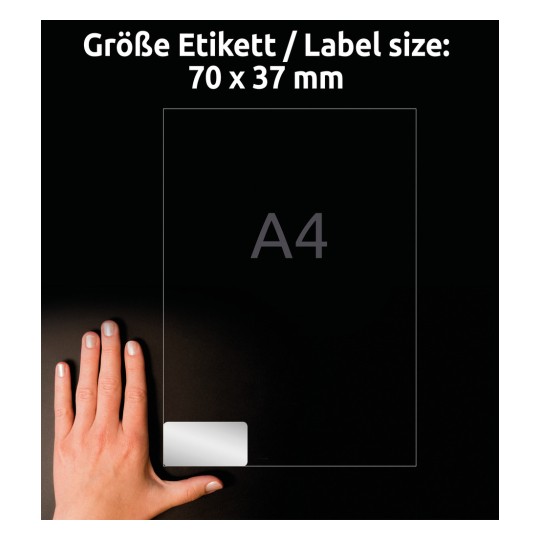 Obrázek ukazuje ruku vedle štítku velikosti A4 s rozměry 70 x 37 mm, s černým pozadím.