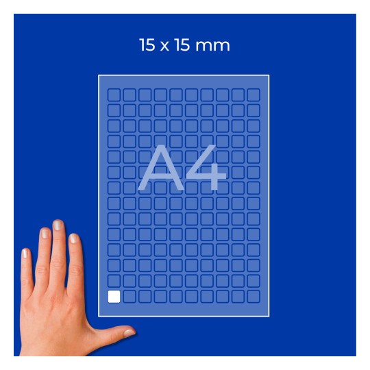 Ruka vedle listu A4 se čtverečkovanou mřížkou označeného 15 × 15 mm na modrém pozadí?