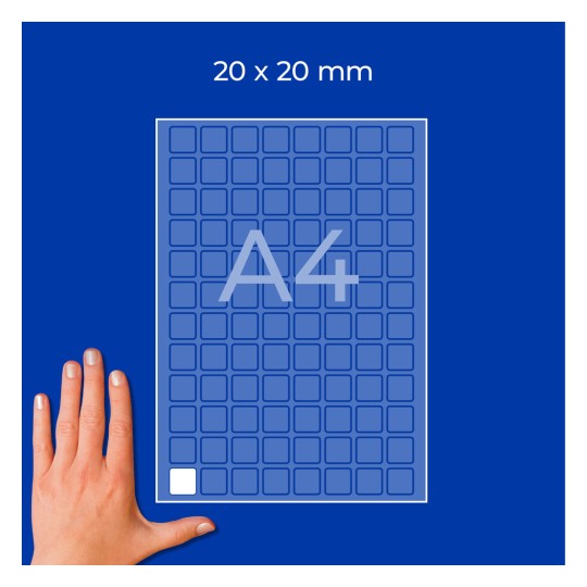 Ruka vedle čtverečkovaného listu formátu A4 označeného 20 × 20 mm s malými čtvercovými políčky?