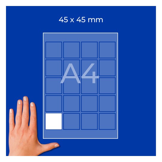 Maketa ruky vedle listu A4 s mřížkou 45×45 mm a jedním bílým čtvercem?