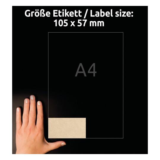 Obrázek ukazuje ruku vedle specifikace velikosti štítku, která udává velikost štítku 105 x 57 mm, spolu s referencí velikosti papíru A4.