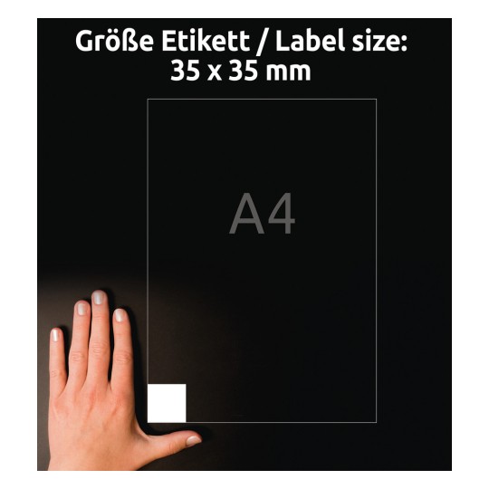 Obrázek zobrazuje ruku vedle obrysu velikosti etikety s rozměry 35 x 35 mm, s referenčním papírem formátu A4 na tmavém pozadí.