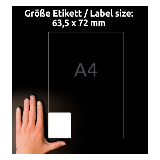 Obrázek ukazuje ruku vedle etiketového rozměrového ukazatele, s rozměry 63,5 x 72 mm, a uvedeným písmenem 'A4'. Pozadí je tmavé, což zdůrazňuje velikost etikety.