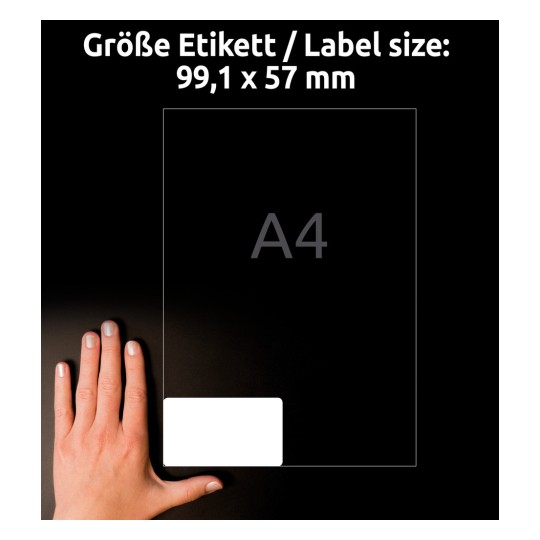 Obrázek zobrazuje ruku umístěnou poblíž specifikace velikosti štítku 99.1 x 57 mm, což označuje velikost štítku. Pozadí je tmavé s jasným znázorněním rozměrů.