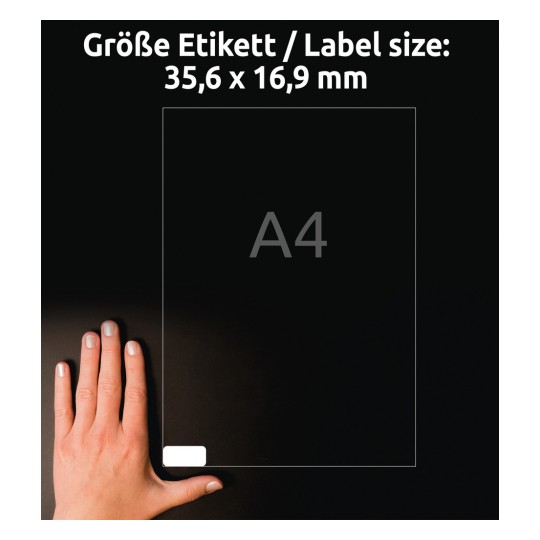 Obrázek ukazuje ruku držící štítek s rozměry 35,6 x 16,9 mm, označený jako 'A4', na tmavém pozadí.