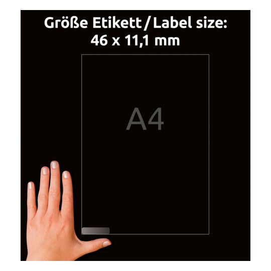 Obrázek ukazuje ruku držící štítek o velikosti 46 x 11,1 mm, vedle větší prázdné oblasti označené jako A4. Pozadí je černé.