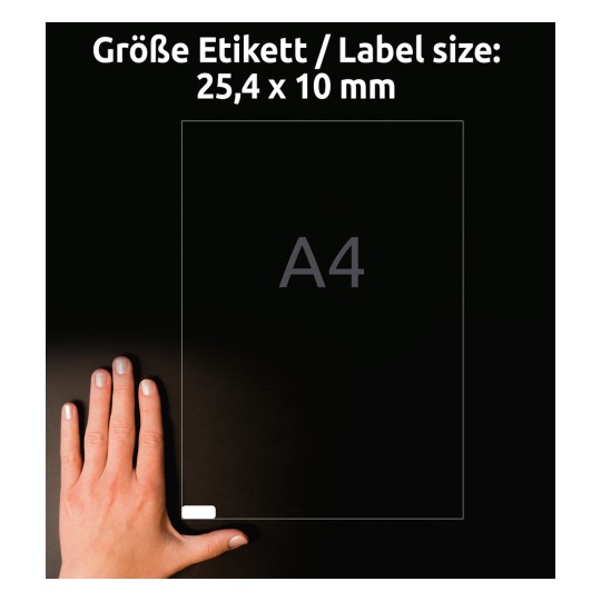 Obrázek zobrazuje ruku umístěnou blízko specifikace velikosti štítku, která ukazuje rozměry 25,4 x 10 mm, vedle štítku 'A4'. Pozadí je tmavé.