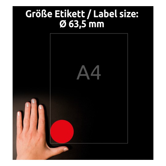 Obrázek obsahuje ruku vedle štítku velikosti A4 s červeným kruhovým designem o průměru 63,5 mm. Obsahuje text v němčině, který udává velikost štítku.