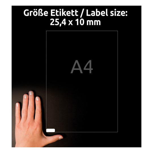 Obrázek ukazuje ruku držící štítek s rozměry 25,4 x 10 mm a nápisem 'A4' na něm. Pozadí je tmavé a text je v němčině.