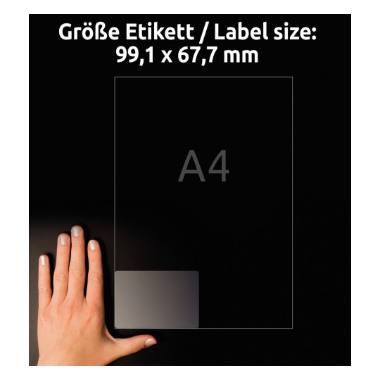 Obrázek zobrazuje ruku držící štítek s uvedenými rozměry, které označují velikost 99,1 x 67,7 mm, spolu s písmenem 'A4'. Pozadí je tmavé.