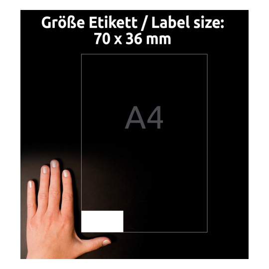 Obrázek zobrazuje ruku vedle štítku velikosti 70 x 36 mm uvedeného na listu A4, s textem v němčině naznačujícím velikost štítku.
