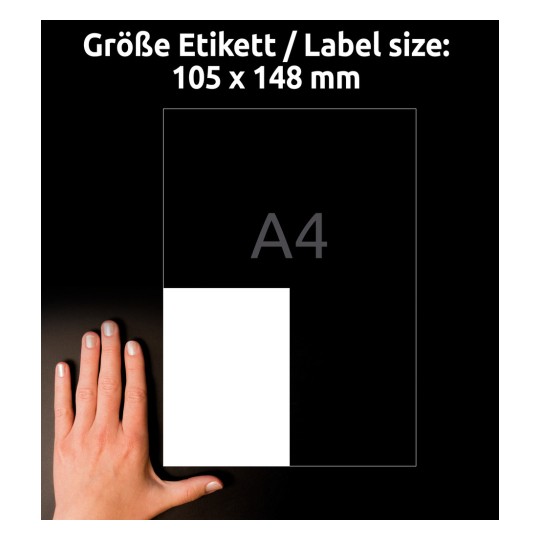 Obrázek zobrazuje ruku vedle štítku s rozměry 105 x 148 mm, což označuje velikost štítku A4. Pozadí je černé a štítek je bílý.