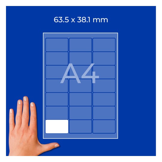 Schéma archu štítků A4 s rukou pro měřítko a jedním zvýrazněným bílým štítkem?