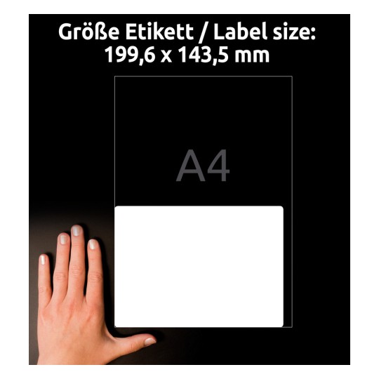 Obrázek zobrazuje štítek o velikosti 199,6 x 143,5 mm spolu s rukou pro měřítko. Pozadí je tmavé a velikost štítku je výrazně označena 'A4.'