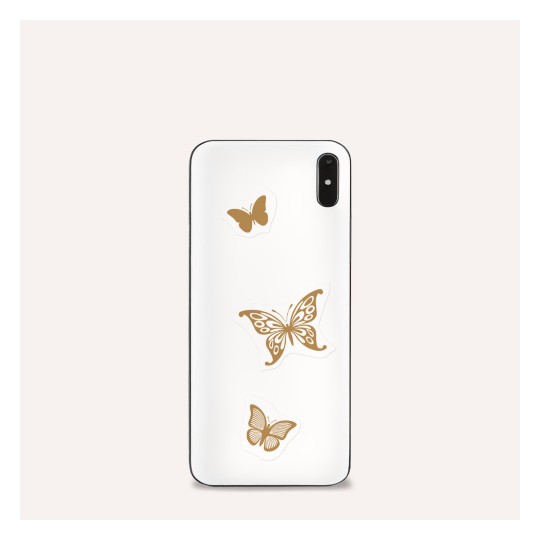 Obrázek ukazuje bílý kryt na telefon zdobený zlatými motivy motýlů. Kryt obsahuje tři ilustrace motýlů různých velikostí a tvarů, které dodávají telefonu umělecký vzhled.