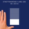 Obrázek ukazuje ruku vedle štítku, který označuje velikost štítku 66 x 38 mm s tmavě modrým pozadím.
