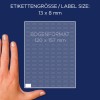Obrázek zobrazuje ruku vedle listu se štítky s rozměry 13 x 8 mm pro jednotlivé štítky a celkovými rozměry 120 x 157 mm.