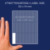 Obraz zobrazuje ruku vedle listu etiket. Velikost etikety je 50 x 14 mm a formát listu je 120 x 157 mm. Zobrazeno na tmavě modrém pozadí.