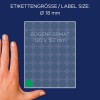 Obrázek zobrazuje ruku vedle archu etiket, přičemž udává velikost etikety jako Ø 18 mm a formát archu jako 120 x 157 mm. Pozadí je tmavě modré a etikety jsou uspořádány v mřížkovém vzoru.