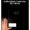 Obrázek ukazuje ruku vedle černého pozadí s textem popisujícím velikost štítku 105 x 48 mm. Štítek je znázorněn jako obdélník s nápisem 'A4'.