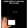 Obrázek zobrazuje ruku vedle štítku o velikosti 105 x 74 mm, s reprezentací velikosti papíru A4. Pozadí je černé, což zdůrazňuje rozměry štítku a měřítko ruky.