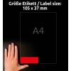 Obrázek zobrazuje štítek o rozměrech 105 x 37 mm s referenčním formátem A4 a vedle něj je ruka pro měřítko.
