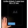 Obrázek zobrazuje ruku vedle označení velikosti štítku 105 x 37 mm, umístěného na obrysu papíru formátu A4.