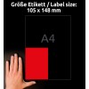 Obrázek ukazuje ruku vedle červeného obdélníku označeného A4, což označuje velikost štítku 105 x 148 mm na černém pozadí.