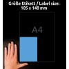 Obrázek ukazuje ruku vedle modré etikety o velikosti 105 x 148 mm, s překryvným zobrazením, které ukazuje velikost etikety ve vztahu k papíru formátu A4.