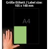 Obrázek zobrazuje papír formátu A4 s rukou vedle něj pro porovnání velikosti. Je zde zelený obdélník označující velikost štítku 105 x 148 mm, který kontrastuje s tmavým pozadím.
