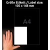 Obrázek ukazuje ruku vedle prázdného bílého štítku o rozměrech 105 x 148 mm na černém pozadí, s výrazně zobrazeným textem 'A4' a 'Größe Etikett / Label size'.