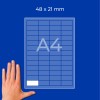 Pohled shora na mřížku listu A4 se štítkem 48×21 mm a rukou vlevo dole?
