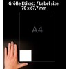 Obrázek zobrazuje ruku vedle štítku o velikosti (70 x 67,7 mm) s označením velikosti papíru A4 na tmavém pozadí.