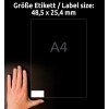 Obrázek zobrazuje papír formátu A4 s etiketou o rozměru 48,5 x 25,4 mm, vedle ruky pro porovnání velikosti.
