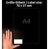 Obrázek ukazuje ruku vedle štítku ve velikosti A4 s rozměry 70 x 37 mm. Pozadí je tmavé, což zvýrazňuje štítek a ruku.
