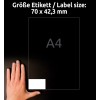Obrázek ukazuje ruku vedle papíru formátu A4 s označením velikosti štítku 70 x 42,3 mm. Pozadí je tmavé.