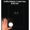 Obraz zobrazuje ruku vedle papíru formátu A4, na němž je v dolním rohu označena velikost štítku o průměru 60 mm, s tmavým pozadím.