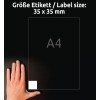 Tento obrázek zobrazuje ruku umístěnou vedle označení velikosti štítku 35 x 35 mm, kontrastující proti tmavému pozadí s rozměry stránky formátu A4 v pozadí.