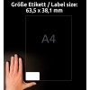 Obrázek ukazuje ruku vedle průhledného listu označeného 'A4' s rozměry '63,5 x 38,1 mm' napsanými nahoře, umístěného na černém pozadí.