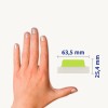 Obrázek ukazující lidskou ruku vedle malého zelenobílého objektu s rozměry 63,5 mm a 25,4 mm, zdůrazňující srovnání velikostí.