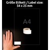 Obrázek zobrazuje ruku vedle archu štítků velikosti A4 s rozměry 54 x 25 mm. Blízko na tmavém pozadí je umístěn kotouč bílého štítkového pásku.