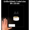 Obraz ukazuje ruku vedle role štítků a papíru znázorňujícího velikost štítku 89 x 36 mm, na tmavém pozadí.